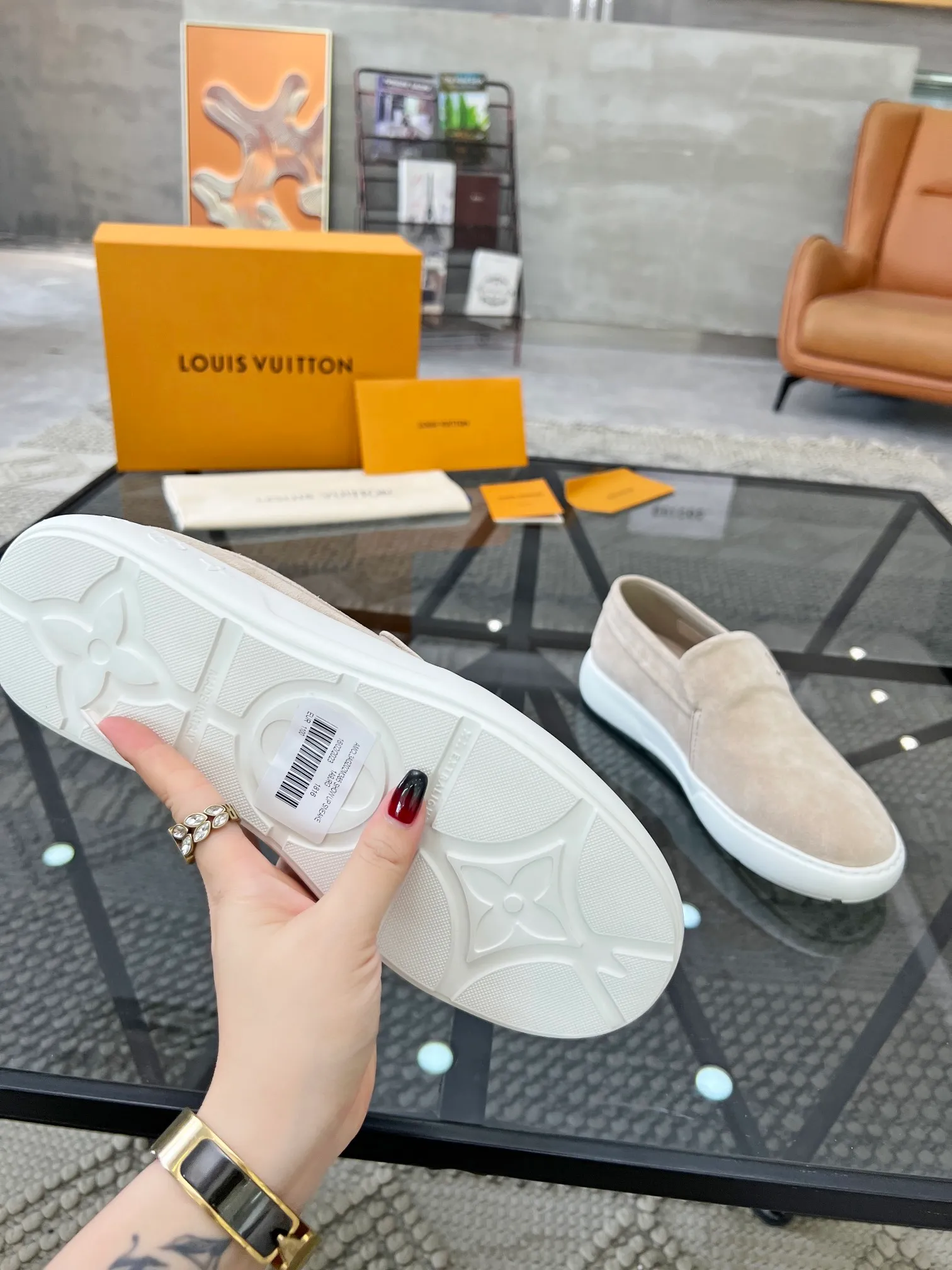 Factory price: 520💰 LV🔍Top purchasing agent🇮🇹 Road The most popular sneakers are available at the same time in the super popular sports shoe counters. The uppers are made of Italian original imported cowhide fabric. The classic and generous layout is a must-have for fashionistas. The complex craftsmanship is perfectly reproduced. The imported soft water-dyed cowhide lining is padded. The soles are: original soles specially provided by the factory. The exclusive foamed molded soles are super comfortable. The original factory follows the order. 🔍🔍High quality. You can go in and out of the counter at will. Welcome to compare. Size 39-45 (38 can be ordered)